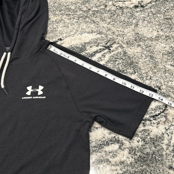 2/25 Size S Under Armour short sleeve hoodie - Picture 4 of 11